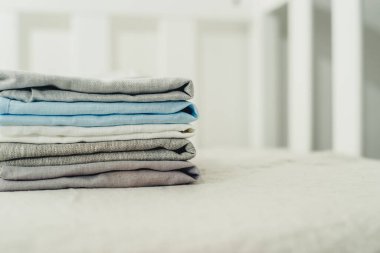 Yatağın üzerinde temiz çarşaf seti