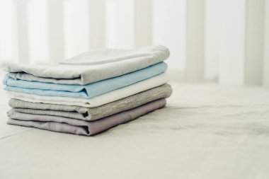 Yatağın üzerinde temiz çarşaf seti