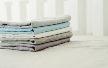 Yatağın üzerinde temiz çarşaf seti