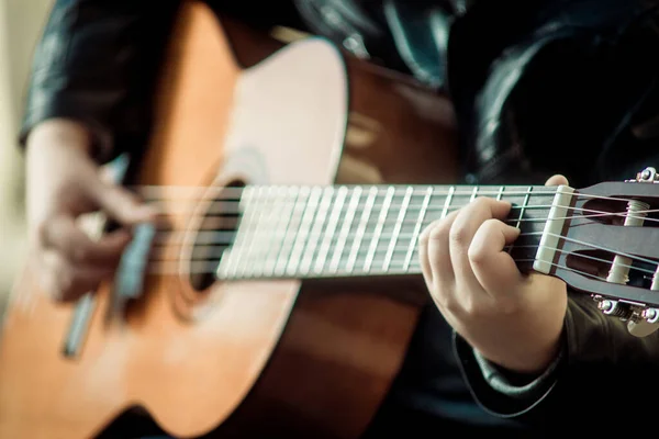 Enfant Jouant Guitare Gros Plan Des Mains — Photo