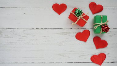 Mutlu yıllar. Mutlu noeller. Güzel bir arkaplan fotoğrafında hediye kalbi.