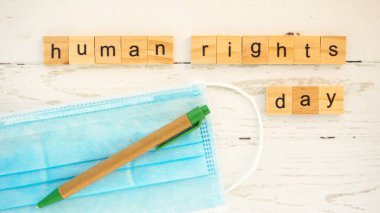 İnsan Hakları Günü. Tahta küplerden harflerle yazılmış resimler.