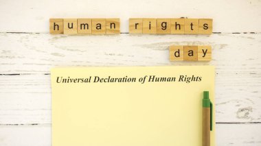 İnsan Hakları Günü. Tahta küplerden harflerle yazılmış resimler.