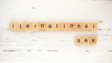 Uluslararası Seks İşçilerine Karşı Şiddeti Bitirme Günü. Tahta küplerden harflerle yazılmış resimler.