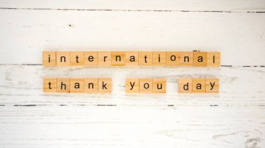 Uluslararası Teşekkür Günü. Yazı teşekkür ederim. Tahta küplerden harflerle yazılmış kelimeler.