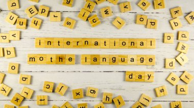 Uluslararası Ana Dil Günü. Tahta küplerden harflerle yazılmış kelimeler.