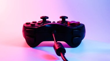 Oyun kumandası, oyun sahası. Mavi kırmızı arka ışık. siber punk fotoğrafı