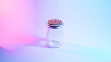 Ahşap kapaklı cam kavanoz. kırmızı ve mavi aydınlatma, siber punk.