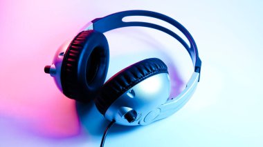 Kulaklık. kırmızı ve mavi aydınlatma siber punk