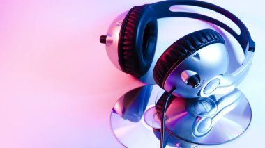 Kulaklık ve CD. kırmızı ve mavi aydınlatma, siber punk.