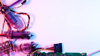 Kablolar, elektrik devreleri ve elektrik panoları. kırmızı ve mavi aydınlatma, siber punk