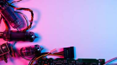 Kablolar, elektrik devreleri ve elektrik panoları. kırmızı ve mavi aydınlatma, siber punk