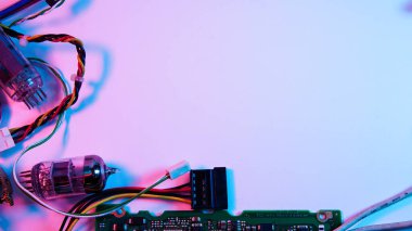Kablolar, elektrik devreleri ve elektrik panoları. kırmızı ve mavi aydınlatma, siber punk