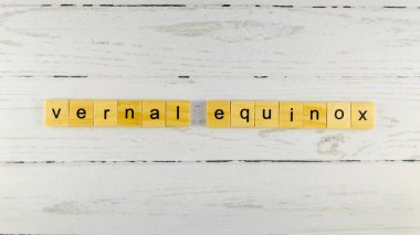 Vernal Equinox.Ahşap küplerden harflerle yazılmış resimler.