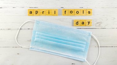 1 Nisan. Tahta küplerden harflerle yazılmış kelimeler.