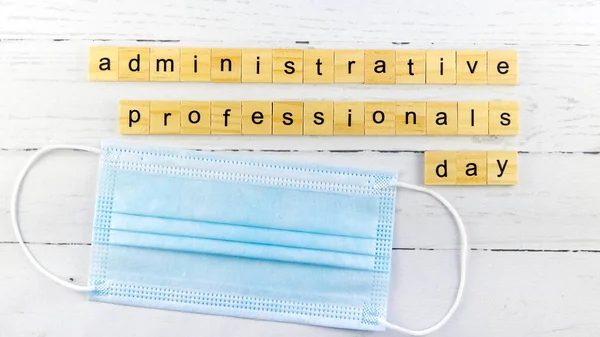 Administrative Professionals Day Words Aus Holzwürfeln Mit Buchstaben Foto Stockbild