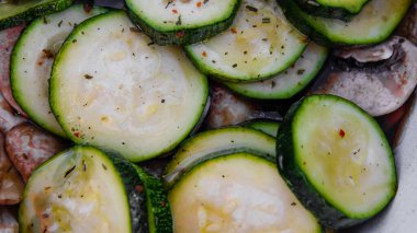 Izgara salamura edilmiş kabak. Izgarada ya da ızgarada pişirmek için mantar.