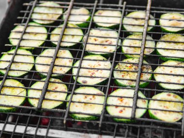 Izgara salamura edilmiş kabak. Izgarada ya da ızgarada pişirmek için mantar.