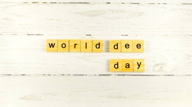 Dünya Arı Günü. Tahta küplerden harflerle yazılmış kelimeler.