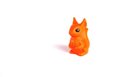 Çocuk oyuncakları. Beyaz arka plandaki hayvanlar. Bebekler ve yeni yürümeye başlayanlar için mekanik becerileri eğlenceli bir oyuncak.