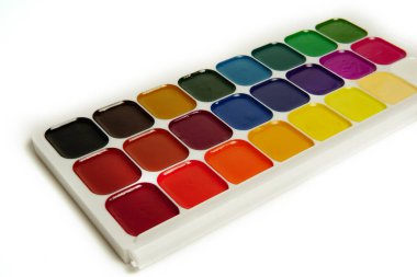 Suluboya boya, fırça, üst manzara. Hobiler ve yaratıcılık. Beyaz arka plan. Renkli boya paleti seti.