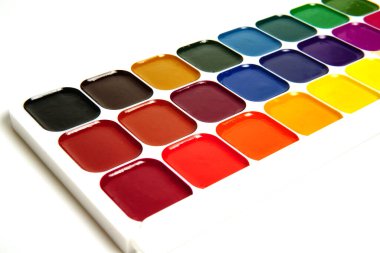 Suluboya boya, fırça, üst manzara. Hobiler ve yaratıcılık. Beyaz arka plan. Renkli boya paleti seti.