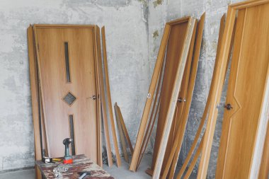 Eski iç kapılar sökülmüş. apartman yenilenmesi.