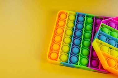 Kıpır kıpır oyuncak anti-stres oyuncağı patlat, baloncuklar patlat, el ve parmak hareketlerinin gelişimi. Çocuk eğitim oyunu. Patlat. Esnek dokunmatik oyuncak kıpırtısı