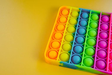 Kıpır kıpır oyuncak anti-stres oyuncağı patlat, baloncuklar patlat, el ve parmak hareketlerinin gelişimi. Çocuk eğitim oyunu. Patlat. Esnek dokunmatik oyuncak kıpırtısı