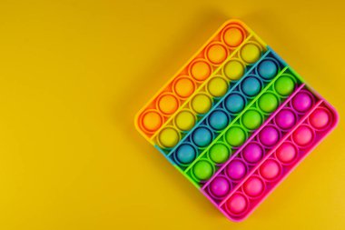 Kıpır kıpır oyuncak anti-stres oyuncağı patlat, baloncuklar patlat, el ve parmak hareketlerinin gelişimi. Çocuk eğitim oyunu. Patlat. Esnek dokunmatik oyuncak kıpırtısı