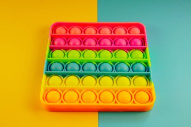 Kıpır kıpır oyuncak anti-stres oyuncağı patlat, baloncuklar patlat, el ve parmak hareketlerinin gelişimi. Çocuk eğitim oyunu. Patlat. Esnek dokunmatik oyuncak kıpırtısı