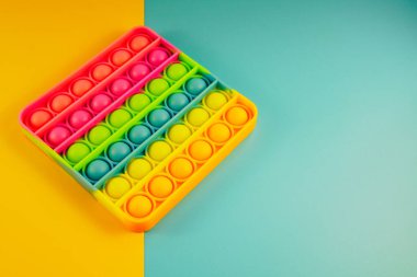 Kıpır kıpır oyuncak anti-stres oyuncağı patlat, baloncuklar patlat, el ve parmak hareketlerinin gelişimi. Çocuk eğitim oyunu. Patlat. Esnek dokunmatik oyuncak kıpırtısı