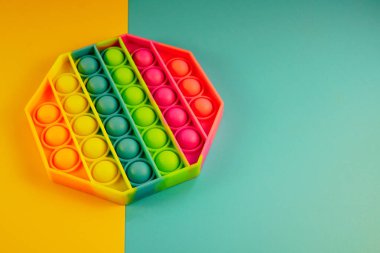 Kıpır kıpır oyuncak anti-stres oyuncağı patlat, baloncuklar patlat, el ve parmak hareketlerinin gelişimi. Çocuk eğitim oyunu. Patlat. Esnek dokunmatik oyuncak kıpırtısı.