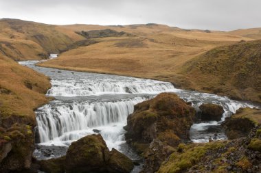 İzlanda nehrinde akıntılar