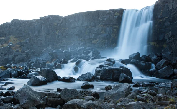 Wasserfall und Stromschnellen in Island — Stockfoto