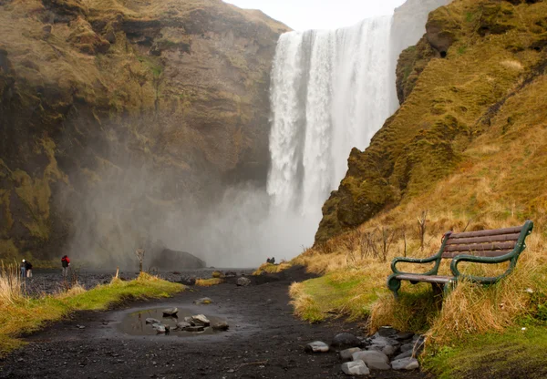 Ławce w wodospad skogafoss — Zdjęcie stockowe