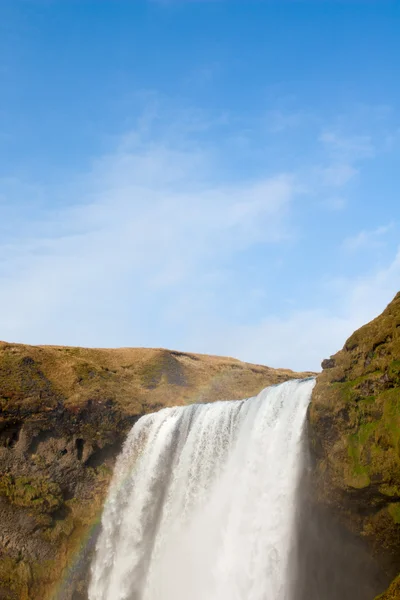 Nube sobre cascada y cielo azul — Foto de Stock