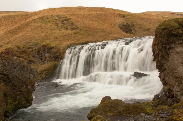 Stroomversnellingen stroomt in een canyon in IJsland — Stockfoto