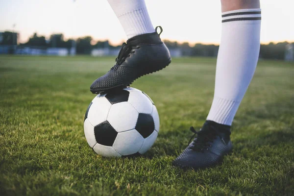 Nohy ženského fotbalisty nebo fotbalistky na stadionu, zblízka — Stock fotografie