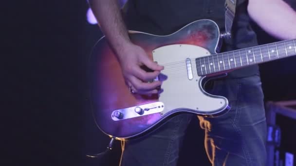 Joven tocando la guitarra eléctrica en el escenario cámara lenta — Vídeo de stock