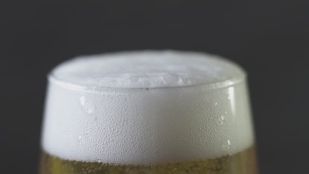 Leicht kaltes Bier im Glas, Zeitlupe — Stockvideo