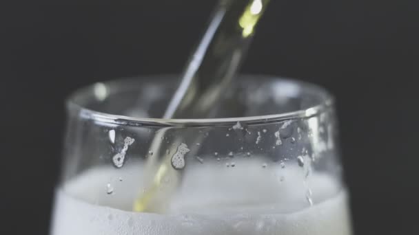 Leicht kaltes Bier im Glas, Zeitlupe. Vereinzelt auf schwarzem Hintergrund — Stockvideo