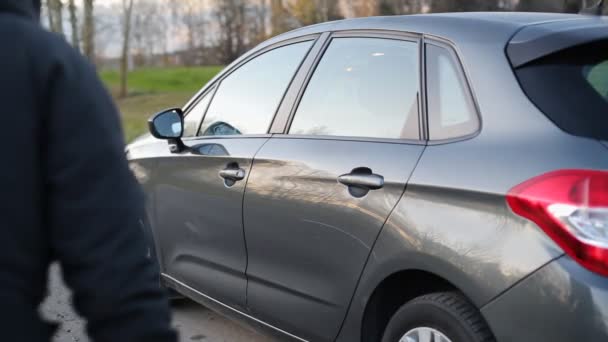 Voleur masqué essayant de voler une voiture — Video