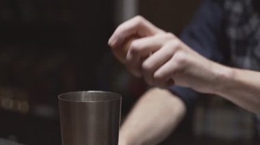 Barmen yakın çekim için yumurta beyazı ekliyor.
