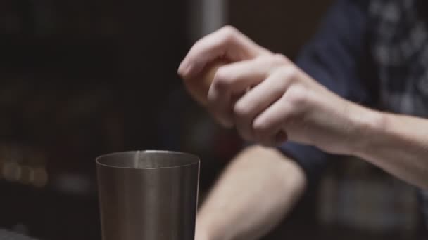 Barman dodaje białko do shakera z bliska — Wideo stockowe