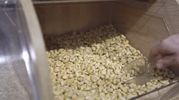 Koper met primeur neemt de cashew in de winkel — Stockvideo