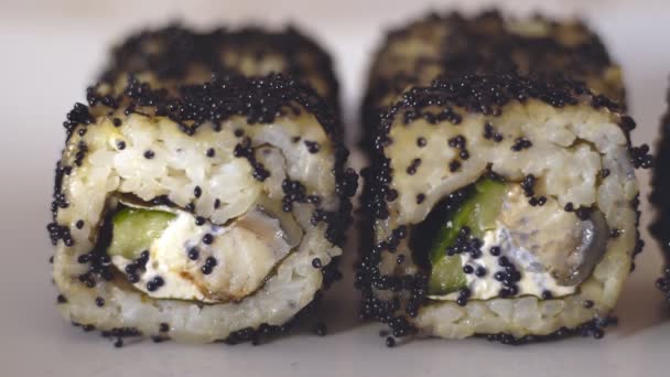 Close up af spisepinde tager del af sushi roll – Stock-video