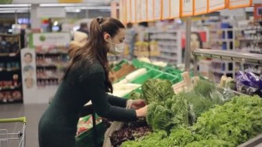 Süpermarkette bir kadın taze lahana, tarım ve vejetaryen diyeti seçer.
