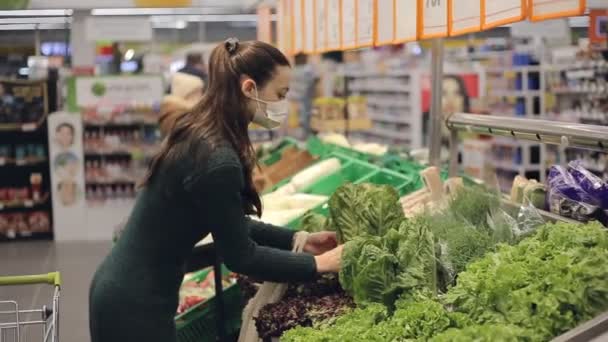 Una donna in un supermercato sceglie cavolo fresco, un concetto di agricoltura e una dieta vegetariana. — Video Stock