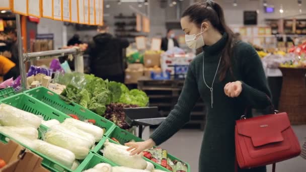 Женщина в супермаркете выбирает свежую капусту, концепцию сельского хозяйства и вегетарианскую диету — стоковое видео